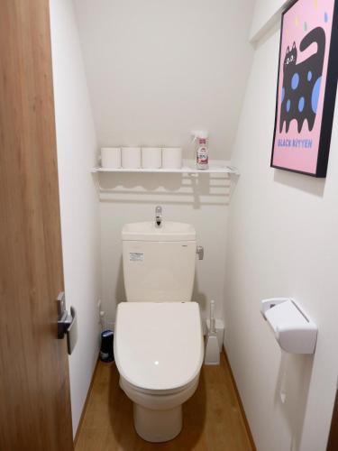 Walking distance to Osaka Castle Park Located in Osaka's residential area 3-5 minutes on foot to the station Direct access to Shinsaibashi and Tsūtenkaku 2 toilet and 2 bathrooms