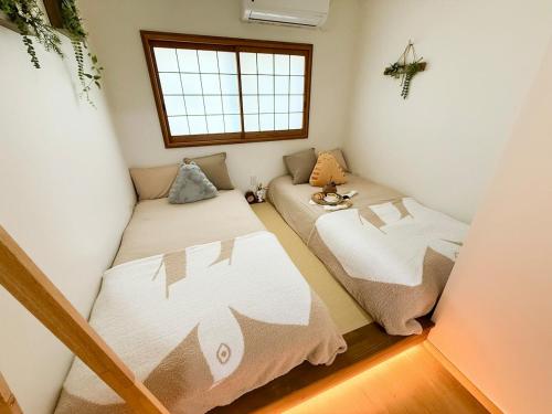 Walking distance to Osaka Castle Park Located in Osaka's residential area 3-5 minutes on foot to the station Direct access to Shinsaibashi and Tsūtenkaku 2 toilet and 2 bathrooms
