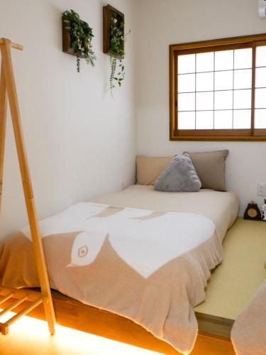 Walking distance to Osaka Castle Park Located in Osaka's residential area 3-5 minutes on foot to the station Direct access to Shinsaibashi and Tsūtenkaku 2 toilet and 2 bathrooms