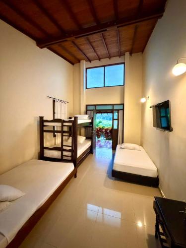 a room with two bunk beds and a window at Hotel Campestre Jardín Cafetero - Quindio in Armenia