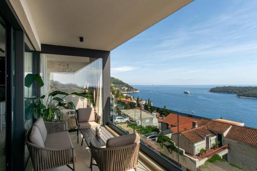La Dolce Villa Luxury Penthouse with Rooftop Pool & Sea View