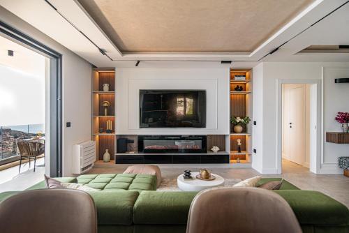 La Dolce Villa Luxury Penthouse with Rooftop Pool & Sea View