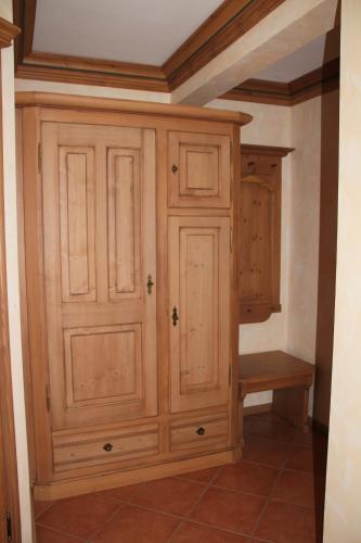 a wooden cabinet in a corner of a room at Jagdhotel Sudetenhof in Lettgenbrunn