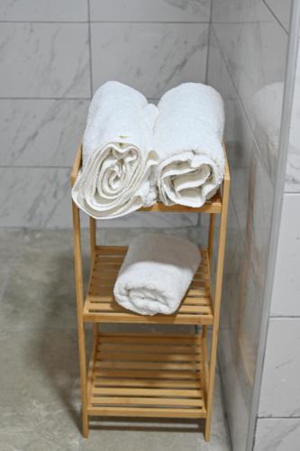 a group of towels on a towel rack in a bathroom at Apartman biserna Sofija in Topola