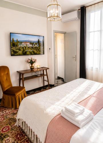 a bedroom with a bed and a table and a chair at Lavanda Cozy Apartment near Lake Como and Lugano in Lanzo dʼIntelvi