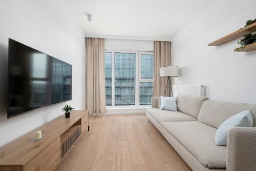 Stylowy Apartament na 17 Piętrze z Klimatyzacją i Miejscem Parkingowym we Wrocławiu by Noclegi Renters