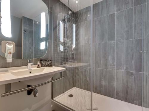 a bathroom with a sink and a shower at ibis Rueil-Malmaison Centre in Rueil-Malmaison