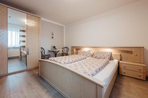 a bedroom with a large bed and a table at Chambtaler Hof in Runding