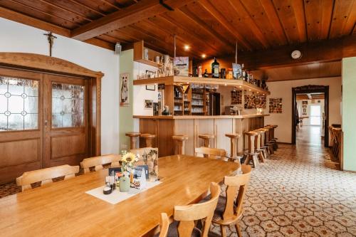 a dining room with a large wooden table and chairs at Chambtaler Hof in Runding