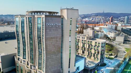 Ansicht eines Gebäudes mit einem Schild darauf in der Unterkunft DoubleTree by Hilton Bratislava in Bratislava