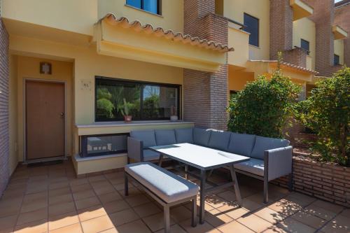 Stylish Townhouse with Pool, Vilamoura