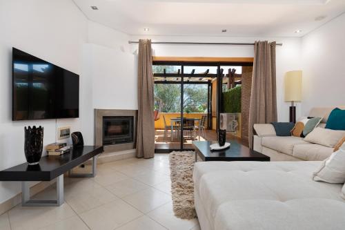 Stylish Townhouse with Pool, Vilamoura
