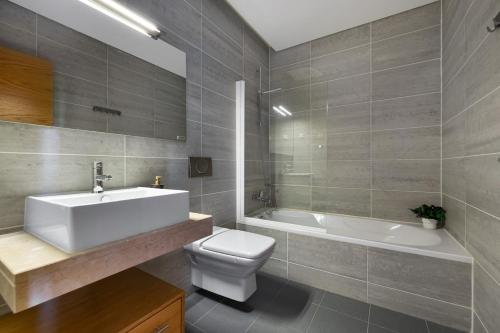 Stylish Townhouse with Pool, Vilamoura