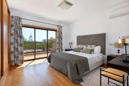 Stylish Townhouse with Pool, Vilamoura