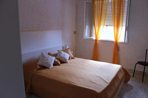 TriscinaにあるAppartamento Mediterraneoのベッドルーム(大型ベッド1台、窓付)