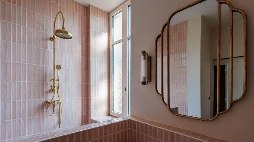 a bathroom with a mirror and a shower at La Villa Kara in Romans-sur-Isère