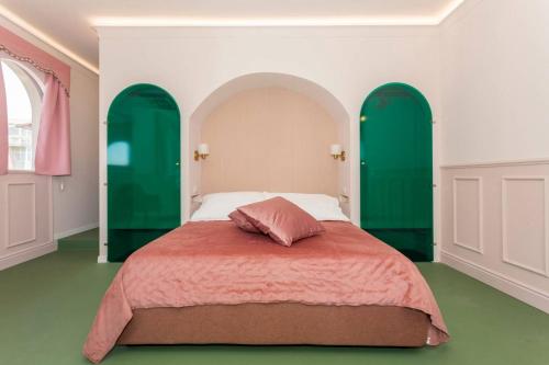 a bedroom with green arches and a large bed at Monforte's Etna Loft in Piedimonte Etneo