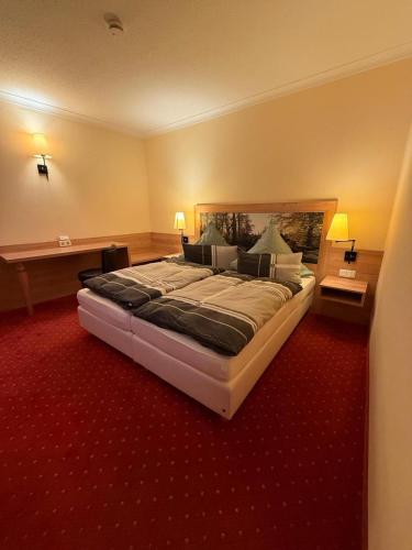 ein Schlafzimmer mit einem großen Bett in einem Zimmer in der Unterkunft Hotel Zum Kellermann in Grafenau