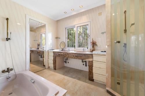 LXR Villa Monaco 6BDR Close to the sea