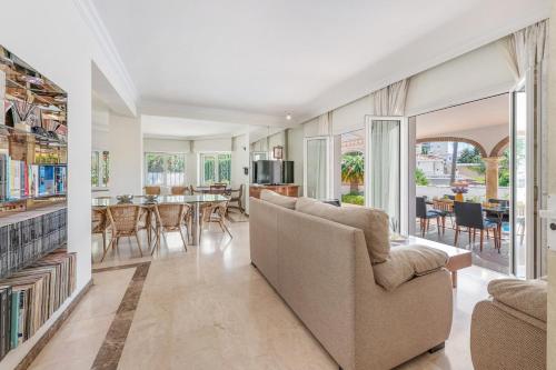 LXR Villa Monaco 6BDR Close to the sea
