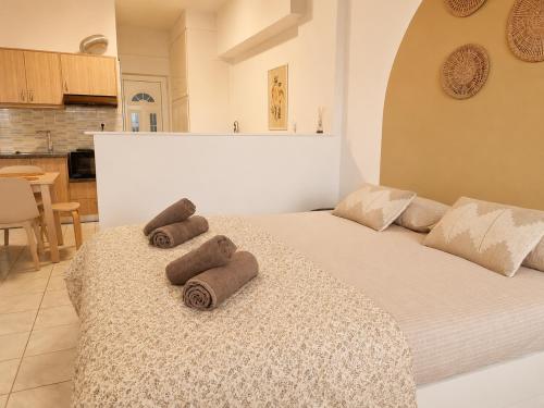 a bedroom with two brown towels on a bed at Tolo at sea - Nova in Tolo