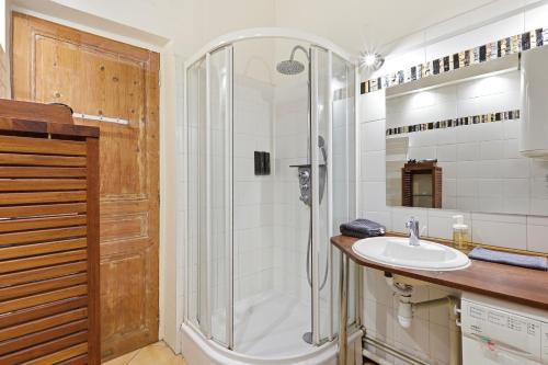 Central Paris 2-Bedroom Apartment with Netflix