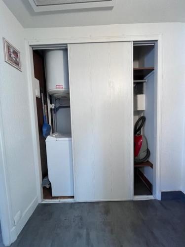 an empty room with a closet with a refrigerator at Philoxenia in Bandol