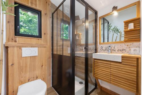 a bathroom with a shower and a toilet at Ma cabane Océan in Le Verdon-sur-Mer