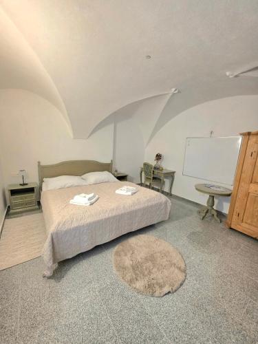 a bedroom with a bed and a whiteboard on the wall at ALTSTADT-Apartmenthaus BOGENSPERGER in Braunau am Inn