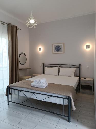 a bedroom with a bed with towels on it at Ioannis Fotinos Studios in Lygia