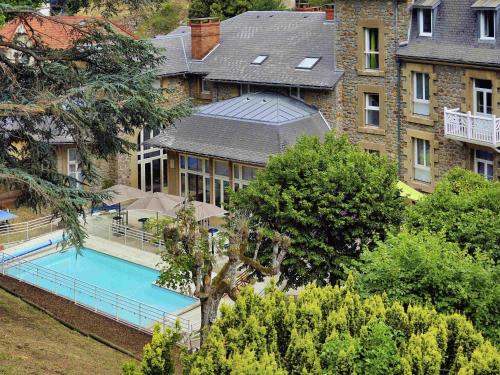 an aerial view of a large building with a swimming pool at Mercure Saint Nectaire - Spa & Bien-Être in Saint-Nectaire