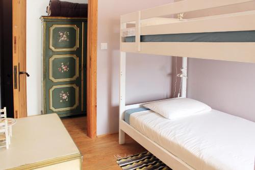 a bedroom with a bunk bed with a bunk bed at Sonho do Poeta in Sintra