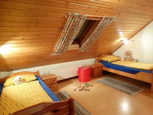 Un pat sau paturi într-o cameră la Schwarz-Hof