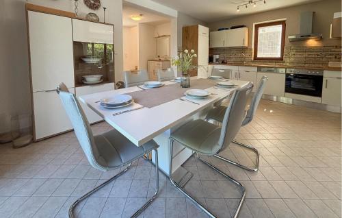 Awesome Home In Malinska