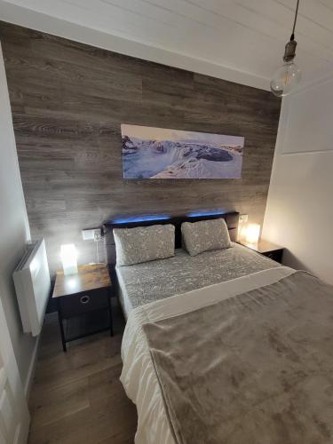 ein Schlafzimmer mit einem Bett und zwei Kissen darauf in der Unterkunft Rustic ABAT 18 in Puigcerdà