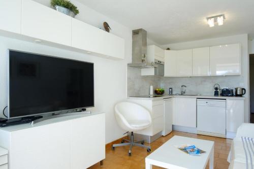 Bright Apartment with Sea View and Swimming Pool