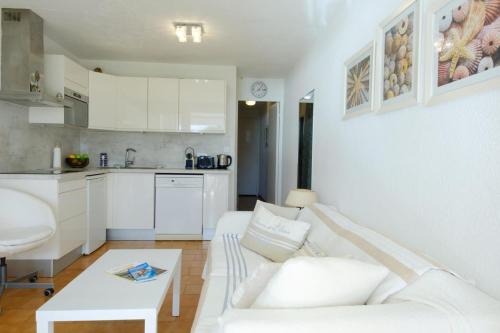 Bright Apartment with Sea View and Swimming Pool