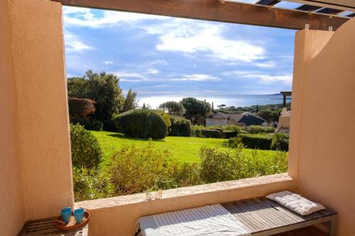 Bright Apartment with Sea View and Swimming Pool