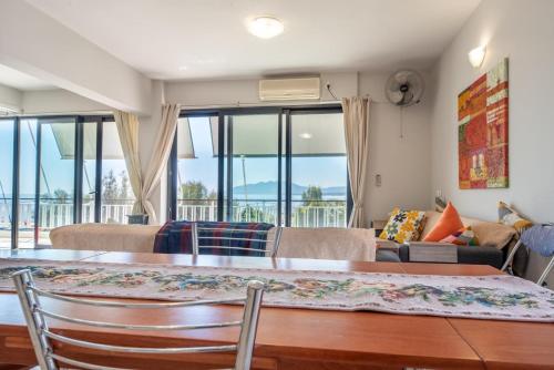 Lavish & Spacious APT with Stunning Seaview, 10 Min ATH Airport
