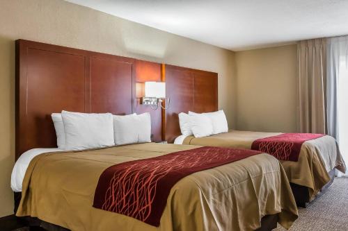 a hotel room with two beds and a window at Comfort Inn Savannah Midtown in Savannah
