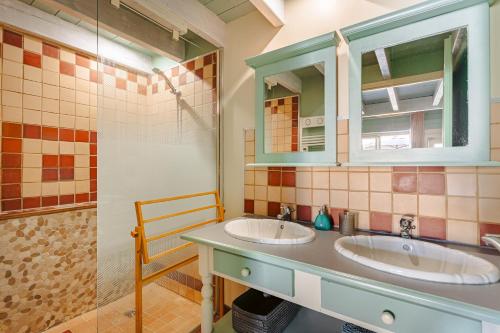 a bathroom with two sinks and a shower at Mimosa in La Jarrie