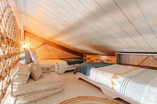 a bedroom with two beds and a couch at Mimosa in La Jarrie