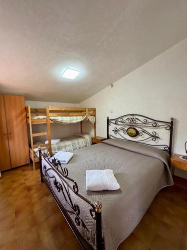 a bedroom with a bed with two bunk beds at Il Rifugio Verde in Valle Agricola