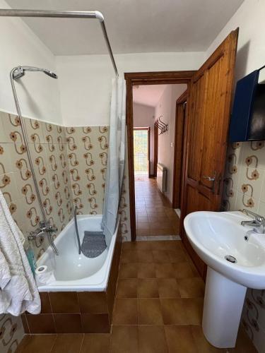 a bathroom with a tub and a sink at Il Rifugio Verde in Valle Agricola