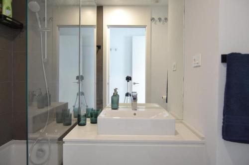 Sea-View Penthouse and Infinity Pool, Estepona
