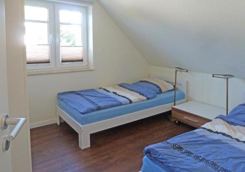 a bedroom with two beds and a window at Hanne-Hus in Kühlungsborn