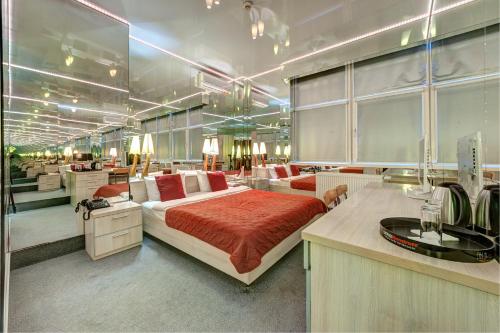 a bedroom with a bed and a dressing room at Terra Nova Spa Hotel in Hatne