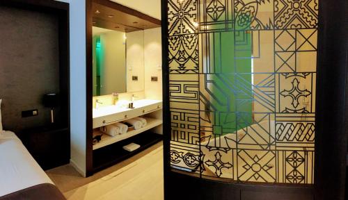 Ett badrum på Vila Arenys Hotel