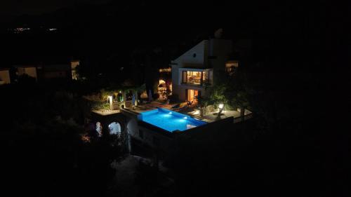 a house with a swimming pool at night at Villa Verra in Pržno