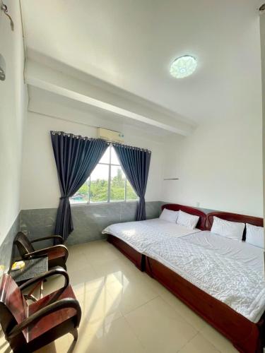 a bedroom with a large bed and a window at khách sạn Mya in Ấp An Hòa (2)